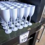 LOTE 109 - 30 TACAS EM PLÁSTICO PARA CHAMPANHEIRA COR BRANCA. (NO ESTADO) ATENÇÃO! FAZER A VISITAÇÃO ANTES DE ARREMATAR, NÃO SABEMOS SE FUNCIONA. LEILÃO NÃO TEM GARANTIA E NEM DEVOLUÇÃO, SUJEITO A POSSÍVEIS AVARIAS VISÍVEIS/OCULTAS E/OU AUSÊNCIA DE COMPONENTES.