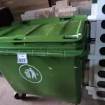 LOTE 069 - 01 LIXEIRA CONTAINER EM PLÁSTICO 660 LITROS. (NO ESTADO) ATENÇÃO! FAZER A VISITAÇÃO ANTES DE ARREMATAR, NÃO SABEMOS SE FUNCIONA. LEILÃO NÃO TEM GARANTIA E NEM DEVOLUÇÃO, SUJEITO A POSSÍVEIS AVARIAS VISÍVEIS/OCULTAS E/OU AUSÊNCIA DE COMPONENTES.