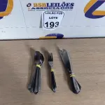 LOTE 193 - 10 GARFOS, 10 COLHERES E 08 FACAS DE MESA. (NO ESTADO) ATENÇÃO! FAZER A VISITAÇÃO ANTES DE ARREMATAR, NÃO SABEMOS SE FUNCIONA. LEILÃO NÃO TEM GARANTIA E NEM DEVOLUÇÃO, SUJEITO A POSSÍVEIS AVARIAS VISÍVEIS/OCULTAS E/OU AUSÊNCIA DE COMPONENTES.