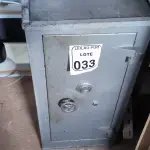 LOTE 033 - 01 COFRE COM BOCA DE LOBO E COM SENHA . (NO ESTADO) ATENÇÃO! FAZER A VISITAÇÃO ANTES DE ARREMATAR, NÃO SABEMOS SE FUNCIONA. LEILÃO NÃO TEM GARANTIA E NEM DEVOLUÇÃO, SUJEITO A POSSÍVEIS AVARIAS VISÍVEIS/OCULTAS E/OU AUSÊNCIA DE COMPONENTES.