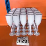 LOTE 129 - 30 TAÇAS EM PLÁSTICO PARA CHAMPANHEIRA COR BRANCA. (NO ESTADO) ATENÇÃO! FAZER A VISITAÇÃO ANTES DE ARREMATAR, NÃO SABEMOS SE FUNCIONA. LEILÃO NÃO TEM GARANTIA E NEM DEVOLUÇÃO, SUJEITO A POSSÍVEIS AVARIAS VISÍVEIS/OCULTAS E/OU AUSÊNCIA DE COMPONENTES.