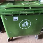 LOTE 186 - 01 LIXEIRA CONTAINER EM PLÁSTICO 660 LITROS. (NO ESTADO) ATENÇÃO! FAZER A VISITAÇÃO ANTES DE ARREMATAR, NÃO SABEMOS SE FUNCIONA. LEILÃO NÃO TEM GARANTIA E NEM DEVOLUÇÃO, SUJEITO A POSSÍVEIS AVARIAS VISÍVEIS/OCULTAS E/OU AUSÊNCIA DE COMPONENTES.