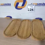 LOTE 224 - 03 BANDEJAS EM MADEIRA. (NO ESTADO) ATENÇÃO! FAZER A VISITAÇÃO ANTES DE ARREMATAR, NÃO SABEMOS SE FUNCIONA. LEILÃO NÃO TEM GARANTIA E NEM DEVOLUÇÃO, SUJEITO A POSSÍVEIS AVARIAS VISÍVEIS/OCULTAS E/OU AUSÊNCIA DE COMPONENTES.