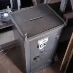 LOTE 033 - 01 COFRE COM BOCA DE LOBO E COM SENHA . (NO ESTADO) ATENÇÃO! FAZER A VISITAÇÃO ANTES DE ARREMATAR, NÃO SABEMOS SE FUNCIONA. LEILÃO NÃO TEM GARANTIA E NEM DEVOLUÇÃO, SUJEITO A POSSÍVEIS AVARIAS VISÍVEIS/OCULTAS E/OU AUSÊNCIA DE COMPONENTES.