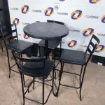 LOTE 120 - 01 MESA BISTRÔ COM 04 BANQUETAS ALTAS. (NO ESTADO) ATENÇÃO! FAZER A VISITAÇÃO ANTES DE ARREMATAR, NÃO SABEMOS SE FUNCIONA. LEILÃO NÃO TEM GARANTIA E NEM DEVOLUÇÃO, SUJEITO A POSSÍVEIS AVARIAS VISÍVEIS/OCULTAS E/OU AUSÊNCIA DE COMPONENTES.