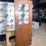 LOTE 073 - 01 PORTA EM MADEIRA PARA COZINHA DE RESTAURANTE MEDINDO 0,80CM X 2,10CM. (NO ESTADO) ATENÇÃO! FAZER A VISITAÇÃO ANTES DE ARREMATAR, NÃO SABEMOS SE FUNCIONA. LEILÃO NÃO TEM GARANTIA E NEM DEVOLUÇÃO, SUJEITO A POSSÍVEIS AVARIAS VISÍVEIS/OCULTAS E/OU AUSÊNCIA DE COMPONENTES.