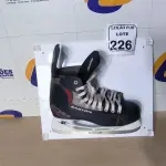 LOTE 226 - 01 LADO DO PAR DE PATINS PARA GELO PARA DECORAÇÃO. (NO ESTADO) ATENÇÃO! FAZER A VISITAÇÃO ANTES DE ARREMATAR, NÃO SABEMOS SE FUNCIONA. LEILÃO NÃO TEM GARANTIA E NEM DEVOLUÇÃO, SUJEITO A POSSÍVEIS AVARIAS VISÍVEIS/OCULTAS E/OU AUSÊNCIA DE COMPONENTES.