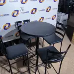 LOTE 090 - 01 MESA BISTRÔ COM 04 BANQUETAS ALTAS. (NO ESTADO) ATENÇÃO! FAZER A VISITAÇÃO ANTES DE ARREMATAR, NÃO SABEMOS SE FUNCIONA. LEILÃO NÃO TEM GARANTIA E NEM DEVOLUÇÃO, SUJEITO A POSSÍVEIS AVARIAS VISÍVEIS/OCULTAS E/OU AUSÊNCIA DE COMPONENTES.