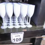 LOTE 109 - 30 TACAS EM PLÁSTICO PARA CHAMPANHEIRA COR BRANCA. (NO ESTADO) ATENÇÃO! FAZER A VISITAÇÃO ANTES DE ARREMATAR, NÃO SABEMOS SE FUNCIONA. LEILÃO NÃO TEM GARANTIA E NEM DEVOLUÇÃO, SUJEITO A POSSÍVEIS AVARIAS VISÍVEIS/OCULTAS E/OU AUSÊNCIA DE COMPONENTES.