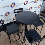LOTE 150 - 01 MESA BISTRÔ COM 04 BANQUETAS ALTAS.  (NO ESTADO) ATENÇÃO! FAZER A VISITAÇÃO ANTES DE ARREMATAR, NÃO SABEMOS SE FUNCIONA. LEILÃO NÃO TEM GARANTIA E NEM DEVOLUÇÃO, SUJEITO A POSSÍVEIS AVARIAS VISÍVEIS/OCULTAS E/OU AUSÊNCIA DE COMPONENTES.