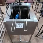 LOTE 137 - 01 FRITADEIRA ELÉTRICA ÁGUA E ÓLEO COM CESTOS. (NO ESTADO) ATENÇÃO! FAZER A VISITAÇÃO ANTES DE ARREMATAR, NÃO SABEMOS SE FUNCIONA. LEILÃO NÃO TEM GARANTIA E NEM DEVOLUÇÃO, SUJEITO A POSSÍVEIS AVARIAS VISÍVEIS/OCULTAS E/OU AUSÊNCIA DE COMPONENTES.