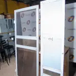 LOTE 074 - 02 PORTAS EM ALUMÍNIO MEDINDO 2,10CM X 0,84CM, E 2,10CM X 0,55CM. (NO ESTADO) ATENÇÃO! FAZER A VISITAÇÃO ANTES DE ARREMATAR, NÃO SABEMOS SE FUNCIONA. LEILÃO NÃO TEM GARANTIA E NEM DEVOLUÇÃO, SUJEITO A POSSÍVEIS AVARIAS VISÍVEIS/OCULTAS E/OU AUSÊNCIA DE COMPONENTES.