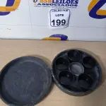 LOTE 199 - 01 CAÇAROLA DE PEDRA COM MOLHEIRAS E 01 PRATO DE PEDRA. (NO ESTADO) ATENÇÃO! FAZER A VISITAÇÃO ANTES DE ARREMATAR, NÃO SABEMOS SE FUNCIONA. LEILÃO NÃO TEM GARANTIA E NEM DEVOLUÇÃO, SUJEITO A POSSÍVEIS AVARIAS VISÍVEIS/OCULTAS E/OU AUSÊNCIA DE COMPONENTES.