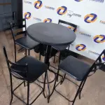 LOTE 150 - 01 MESA BISTRÔ COM 04 BANQUETAS ALTAS.  (NO ESTADO) ATENÇÃO! FAZER A VISITAÇÃO ANTES DE ARREMATAR, NÃO SABEMOS SE FUNCIONA. LEILÃO NÃO TEM GARANTIA E NEM DEVOLUÇÃO, SUJEITO A POSSÍVEIS AVARIAS VISÍVEIS/OCULTAS E/OU AUSÊNCIA DE COMPONENTES.