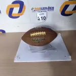 LOTE 210 - 01 BOLA PARA FUTEBOL AMERICANO PARA DECORAÇÃO. (NO ESTADO) ATENÇÃO! FAZER A VISITAÇÃO ANTES DE ARREMATAR, NÃO SABEMOS SE FUNCIONA. LEILÃO NÃO TEM GARANTIA E NEM DEVOLUÇÃO, SUJEITO A POSSÍVEIS AVARIAS VISÍVEIS/OCULTAS E/OU AUSÊNCIA DE COMPONENTES.