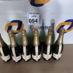 LOTE 054 - 06 GARRAFAS DE CHANDON PARA DECORAÇÃO. (VAZIA) (NO ESTADO) ATENÇÃO! FAZER A VISITAÇÃO ANTES DE ARREMATAR, NÃO SABEMOS SE FUNCIONA. LEILÃO NÃO TEM GARANTIA E NEM DEVOLUÇÃO, SUJEITO A POSSÍVEIS AVARIAS VISÍVEIS/OCULTAS E/OU AUSÊNCIA DE COMPONENTES.