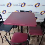 LOTE 200 - 01 MESA BISTRÔ QUADRADA COM 04 BANQUETAS ALTAS E 04 CADEIRAS NA COR VERMELHA. (NO ESTADO) ATENÇÃO! FAZER A VISITAÇÃO ANTES DE ARREMATAR, NÃO SABEMOS SE FUNCIONA. LEILÃO NÃO TEM GARANTIA E NEM DEVOLUÇÃO, SUJEITO A POSSÍVEIS AVARIAS VISÍVEIS/OCULTAS E/OU AUSÊNCIA DE COMPONENTES.