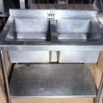 LOTE 002 - 01 PIA EM INOX 02 CUBAS FUNDAS MEDINDO 1,00CM X 0,70CM DE ALTURA 0,85 CM. (NO ESTADO) ATENÇÃO! FAZER A VISITAÇÃO ANTES DE ARREMATAR, NÃO SABEMOS SE FUNCIONA. LEILÃO NÃO TEM GARANTIA E NEM DEVOLUÇÃO, SUJEITO A POSSÍVEIS AVARIAS VISÍVEIS/OCULTAS E/OU AUSÊNCIA DE COMPONENTES.