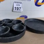 LOTE 197 - 01 CAÇAROLA DE PEDRA COM MOLHEIRAS E 01 PRATO DE PEDRA. (NO ESTADO) ATENÇÃO! FAZER A VISITAÇÃO ANTES DE ARREMATAR, NÃO SABEMOS SE FUNCIONA. LEILÃO NÃO TEM GARANTIA E NEM DEVOLUÇÃO, SUJEITO A POSSÍVEIS AVARIAS VISÍVEIS/OCULTAS E/OU AUSÊNCIA DE COMPONENTES.