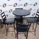 LOTE 150 - 01 MESA BISTRÔ COM 04 BANQUETAS ALTAS.  (NO ESTADO) ATENÇÃO! FAZER A VISITAÇÃO ANTES DE ARREMATAR, NÃO SABEMOS SE FUNCIONA. LEILÃO NÃO TEM GARANTIA E NEM DEVOLUÇÃO, SUJEITO A POSSÍVEIS AVARIAS VISÍVEIS/OCULTAS E/OU AUSÊNCIA DE COMPONENTES.