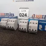 LOTE 024 - 02 CAIXAS DE DISJUNTORES C/04 UNIDADES EM CADA, 03 POLOS MARCA SOPRANO(NOVO). (NO ESTADO) ATENÇÃO! FAZER A VISITAÇÃO ANTES DE ARREMATAR, NÃO SABEMOS SE FUNCIONA. LEILÃO NÃO TEM GARANTIA E NEM DEVOLUÇÃO, SUJEITO A POSSÍVEIS AVARIAS VISÍVEIS/OCULTAS E/OU AUSÊNCIA DE COMPONENTES.