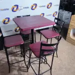 LOTE 100 - 01 MESA BISTRÔ QUADRADO COM 04 BANQUETAS ALTA. (NO ESTADO) ATENÇÃO! FAZER A VISITAÇÃO ANTES DE ARREMATAR, NÃO SABEMOS SE FUNCIONA. LEILÃO NÃO TEM GARANTIA E NEM DEVOLUÇÃO, SUJEITO A POSSÍVEIS AVARIAS VISÍVEIS/OCULTAS E/OU AUSÊNCIA DE COMPONENTES.