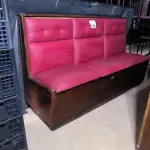 LOTE 164 - 01 SOFÁ PARA LANCHONETE 03 LUGARES. (NO ESTADO) ATENÇÃO! FAZER A VISITAÇÃO ANTES DE ARREMATAR, NÃO SABEMOS SE FUNCIONA. LEILÃO NÃO TEM GARANTIA E NEM DEVOLUÇÃO, SUJEITO A POSSÍVEIS AVARIAS VISÍVEIS/OCULTAS E/OU AUSÊNCIA DE COMPONENTES.