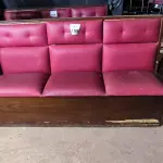 LOTE 159 - 01 SOFÁ PARA LANCHONETE 03 LUGARES. (NO ESTADO) ATENÇÃO! FAZER A VISITAÇÃO ANTES DE ARREMATAR, NÃO SABEMOS SE FUNCIONA. LEILÃO NÃO TEM GARANTIA E NEM DEVOLUÇÃO, SUJEITO A POSSÍVEIS AVARIAS VISÍVEIS/OCULTAS E/OU AUSÊNCIA DE COMPONENTES.