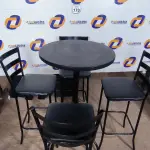 LOTE 170 - 01 MESA BISTRÔ COM 04 BANQUETAS ALTAS. (NO ESTADO) ATENÇÃO! FAZER A VISITAÇÃO ANTES DE ARREMATAR, NÃO SABEMOS SE FUNCIONA. LEILÃO NÃO TEM GARANTIA E NEM DEVOLUÇÃO, SUJEITO A POSSÍVEIS AVARIAS VISÍVEIS/OCULTAS E/OU AUSÊNCIA DE COMPONENTES.