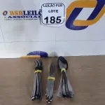LOTE 185 - 10 GARFOS, 10 COLHERES E 10 FACAS DE MESA. (NO ESTADO) ATENÇÃO! FAZER A VISITAÇÃO ANTES DE ARREMATAR, NÃO SABEMOS SE FUNCIONA. LEILÃO NÃO TEM GARANTIA E NEM DEVOLUÇÃO, SUJEITO A POSSÍVEIS AVARIAS VISÍVEIS/OCULTAS E/OU AUSÊNCIA DE COMPONENTES.