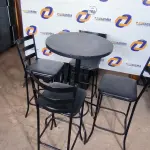 LOTE 180 - 01 MESA BISTRÔ COM 04 BANQUETAS ALTAS. (NO ESTADO) ATENÇÃO! FAZER A VISITAÇÃO ANTES DE ARREMATAR, NÃO SABEMOS SE FUNCIONA. LEILÃO NÃO TEM GARANTIA E NEM DEVOLUÇÃO, SUJEITO A POSSÍVEIS AVARIAS VISÍVEIS/OCULTAS E/OU AUSÊNCIA DE COMPONENTES.