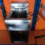 LOTE 128 - 01 FRITADEIRA ELÉTRICA ÁGUA E ÓLEO COM CESTOS. (NO ESTADO) ATENÇÃO! FAZER A VISITAÇÃO ANTES DE ARREMATAR, NÃO SABEMOS SE FUNCIONA. LEILÃO NÃO TEM GARANTIA E NEM DEVOLUÇÃO, SUJEITO A POSSÍVEIS AVARIAS VISÍVEIS/OCULTAS E/OU AUSÊNCIA DE COMPONENTES.
