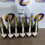 LOTE 054 - 06 GARRAFAS DE CHANDON PARA DECORAÇÃO. (VAZIA) (NO ESTADO) ATENÇÃO! FAZER A VISITAÇÃO ANTES DE ARREMATAR, NÃO SABEMOS SE FUNCIONA. LEILÃO NÃO TEM GARANTIA E NEM DEVOLUÇÃO, SUJEITO A POSSÍVEIS AVARIAS VISÍVEIS/OCULTAS E/OU AUSÊNCIA DE COMPONENTES.