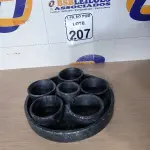 LOTE 207 - 01 PRATO DE PEDRA COM MOLHEIRAS. (NO ESTADO) ATENÇÃO! FAZER A VISITAÇÃO ANTES DE ARREMATAR, NÃO SABEMOS SE FUNCIONA. LEILÃO NÃO TEM GARANTIA E NEM DEVOLUÇÃO, SUJEITO A POSSÍVEIS AVARIAS VISÍVEIS/OCULTAS E/OU AUSÊNCIA DE COMPONENTES.