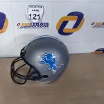 LOTE 121 - 01 CAPACETE DE FUTEBOL AMERICANO PARA DECORAÇÃO. (NO ESTADO) ATENÇÃO! FAZER A VISITAÇÃO ANTES DE ARREMATAR, NÃO SABEMOS SE FUNCIONA. LEILÃO NÃO TEM GARANTIA E NEM DEVOLUÇÃO, SUJEITO A POSSÍVEIS AVARIAS VISÍVEIS/OCULTAS E/OU AUSÊNCIA DE COMPONENTES.