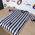 LOTE 211 - 01 CAMISA DE JUIZ PARA DECORAÇÃO. (NO ESTADO) ATENÇÃO! FAZER A VISITAÇÃO ANTES DE ARREMATAR, NÃO SABEMOS SE FUNCIONA. LEILÃO NÃO TEM GARANTIA E NEM DEVOLUÇÃO, SUJEITO A POSSÍVEIS AVARIAS VISÍVEIS/OCULTAS E/OU AUSÊNCIA DE COMPONENTES.