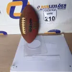LOTE 210 - 01 BOLA PARA FUTEBOL AMERICANO PARA DECORAÇÃO. (NO ESTADO) ATENÇÃO! FAZER A VISITAÇÃO ANTES DE ARREMATAR, NÃO SABEMOS SE FUNCIONA. LEILÃO NÃO TEM GARANTIA E NEM DEVOLUÇÃO, SUJEITO A POSSÍVEIS AVARIAS VISÍVEIS/OCULTAS E/OU AUSÊNCIA DE COMPONENTES.