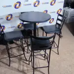 LOTE 040 - 01 MESA BISTRÔ COM 04 BANQUETAS ALTAS. (NO ESTADO) ATENÇÃO! FAZER A VISITAÇÃO ANTES DE ARREMATAR, NÃO SABEMOS SE FUNCIONA. LEILÃO NÃO TEM GARANTIA E NEM DEVOLUÇÃO, SUJEITO A POSSÍVEIS AVARIAS VISÍVEIS/OCULTAS E/OU AUSÊNCIA DE COMPONENTES.