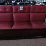 LOTE 133 - 01 SOFÁ PARA LANCHONETE 03 LUGARES. (NO ESTADO) ATENÇÃO! FAZER A VISITAÇÃO ANTES DE ARREMATAR, NÃO SABEMOS SE FUNCIONA. LEILÃO NÃO TEM GARANTIA E NEM DEVOLUÇÃO, SUJEITO A POSSÍVEIS AVARIAS VISÍVEIS/OCULTAS E/OU AUSÊNCIA DE COMPONENTES.