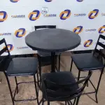 LOTE 130 - 01 MESA BISTRÔ COM 04 BANQUETAS ALTA. (NO ESTADO) ATENÇÃO! FAZER A VISITAÇÃO ANTES DE ARREMATAR, NÃO SABEMOS SE FUNCIONA. LEILÃO NÃO TEM GARANTIA E NEM DEVOLUÇÃO, SUJEITO A POSSÍVEIS AVARIAS VISÍVEIS/OCULTAS E/OU AUSÊNCIA DE COMPONENTES.