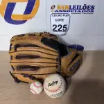 LOTE 225 - 01 LUVA PARA BEISEBOL COM BOLA PARA DECORAÇÃO. (NO ESTADO) ATENÇÃO! FAZER A VISITAÇÃO ANTES DE ARREMATAR, NÃO SABEMOS SE FUNCIONA. LEILÃO NÃO TEM GARANTIA E NEM DEVOLUÇÃO, SUJEITO A POSSÍVEIS AVARIAS VISÍVEIS/OCULTAS E/OU AUSÊNCIA DE COMPONENTES.