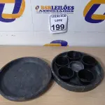 LOTE 199 - 01 CAÇAROLA DE PEDRA COM MOLHEIRAS E 01 PRATO DE PEDRA. (NO ESTADO) ATENÇÃO! FAZER A VISITAÇÃO ANTES DE ARREMATAR, NÃO SABEMOS SE FUNCIONA. LEILÃO NÃO TEM GARANTIA E NEM DEVOLUÇÃO, SUJEITO A POSSÍVEIS AVARIAS VISÍVEIS/OCULTAS E/OU AUSÊNCIA DE COMPONENTES.
