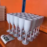 LOTE 129 - 30 TAÇAS EM PLÁSTICO PARA CHAMPANHEIRA COR BRANCA. (NO ESTADO) ATENÇÃO! FAZER A VISITAÇÃO ANTES DE ARREMATAR, NÃO SABEMOS SE FUNCIONA. LEILÃO NÃO TEM GARANTIA E NEM DEVOLUÇÃO, SUJEITO A POSSÍVEIS AVARIAS VISÍVEIS/OCULTAS E/OU AUSÊNCIA DE COMPONENTES.