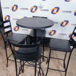 LOTE 130 - 01 MESA BISTRÔ COM 04 BANQUETAS ALTA. (NO ESTADO) ATENÇÃO! FAZER A VISITAÇÃO ANTES DE ARREMATAR, NÃO SABEMOS SE FUNCIONA. LEILÃO NÃO TEM GARANTIA E NEM DEVOLUÇÃO, SUJEITO A POSSÍVEIS AVARIAS VISÍVEIS/OCULTAS E/OU AUSÊNCIA DE COMPONENTES.