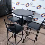 LOTE 160 - 01 MESA BISTRÔ COM 04 BANQUETAS ALTA. (NO ESTADO) ATENÇÃO! FAZER A VISITAÇÃO ANTES DE ARREMATAR, NÃO SABEMOS SE FUNCIONA. LEILÃO NÃO TEM GARANTIA E NEM DEVOLUÇÃO, SUJEITO A POSSÍVEIS AVARIAS VISÍVEIS/OCULTAS E/OU AUSÊNCIA DE COMPONENTES.