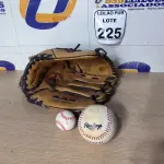 LOTE 225 - 01 LUVA PARA BEISEBOL COM BOLA PARA DECORAÇÃO. (NO ESTADO) ATENÇÃO! FAZER A VISITAÇÃO ANTES DE ARREMATAR, NÃO SABEMOS SE FUNCIONA. LEILÃO NÃO TEM GARANTIA E NEM DEVOLUÇÃO, SUJEITO A POSSÍVEIS AVARIAS VISÍVEIS/OCULTAS E/OU AUSÊNCIA DE COMPONENTES.