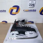 LOTE 226 - 01 LADO DO PAR DE PATINS PARA GELO PARA DECORAÇÃO. (NO ESTADO) ATENÇÃO! FAZER A VISITAÇÃO ANTES DE ARREMATAR, NÃO SABEMOS SE FUNCIONA. LEILÃO NÃO TEM GARANTIA E NEM DEVOLUÇÃO, SUJEITO A POSSÍVEIS AVARIAS VISÍVEIS/OCULTAS E/OU AUSÊNCIA DE COMPONENTES.