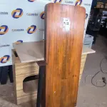 LOTE 173 - 01 MESA SUSPENSA EM MADEIRA PARA LANCHONETE 0,60CM X 1,65CM. (NO ESTADO) ATENÇÃO! FAZER A VISITAÇÃO ANTES DE ARREMATAR, NÃO SABEMOS SE FUNCIONA. LEILÃO NÃO TEM GARANTIA E NEM DEVOLUÇÃO, SUJEITO A POSSÍVEIS AVARIAS VISÍVEIS/OCULTAS E/OU AUSÊNCIA DE COMPONENTES.