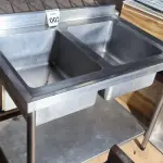 LOTE 002 - 01 PIA EM INOX 02 CUBAS FUNDAS MEDINDO 1,00CM X 0,70CM DE ALTURA 0,85 CM. (NO ESTADO) ATENÇÃO! FAZER A VISITAÇÃO ANTES DE ARREMATAR, NÃO SABEMOS SE FUNCIONA. LEILÃO NÃO TEM GARANTIA E NEM DEVOLUÇÃO, SUJEITO A POSSÍVEIS AVARIAS VISÍVEIS/OCULTAS E/OU AUSÊNCIA DE COMPONENTES.
