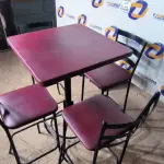 LOTE 200 - 01 MESA BISTRÔ QUADRADA COM 04 BANQUETAS ALTAS E 04 CADEIRAS NA COR VERMELHA. (NO ESTADO) ATENÇÃO! FAZER A VISITAÇÃO ANTES DE ARREMATAR, NÃO SABEMOS SE FUNCIONA. LEILÃO NÃO TEM GARANTIA E NEM DEVOLUÇÃO, SUJEITO A POSSÍVEIS AVARIAS VISÍVEIS/OCULTAS E/OU AUSÊNCIA DE COMPONENTES.